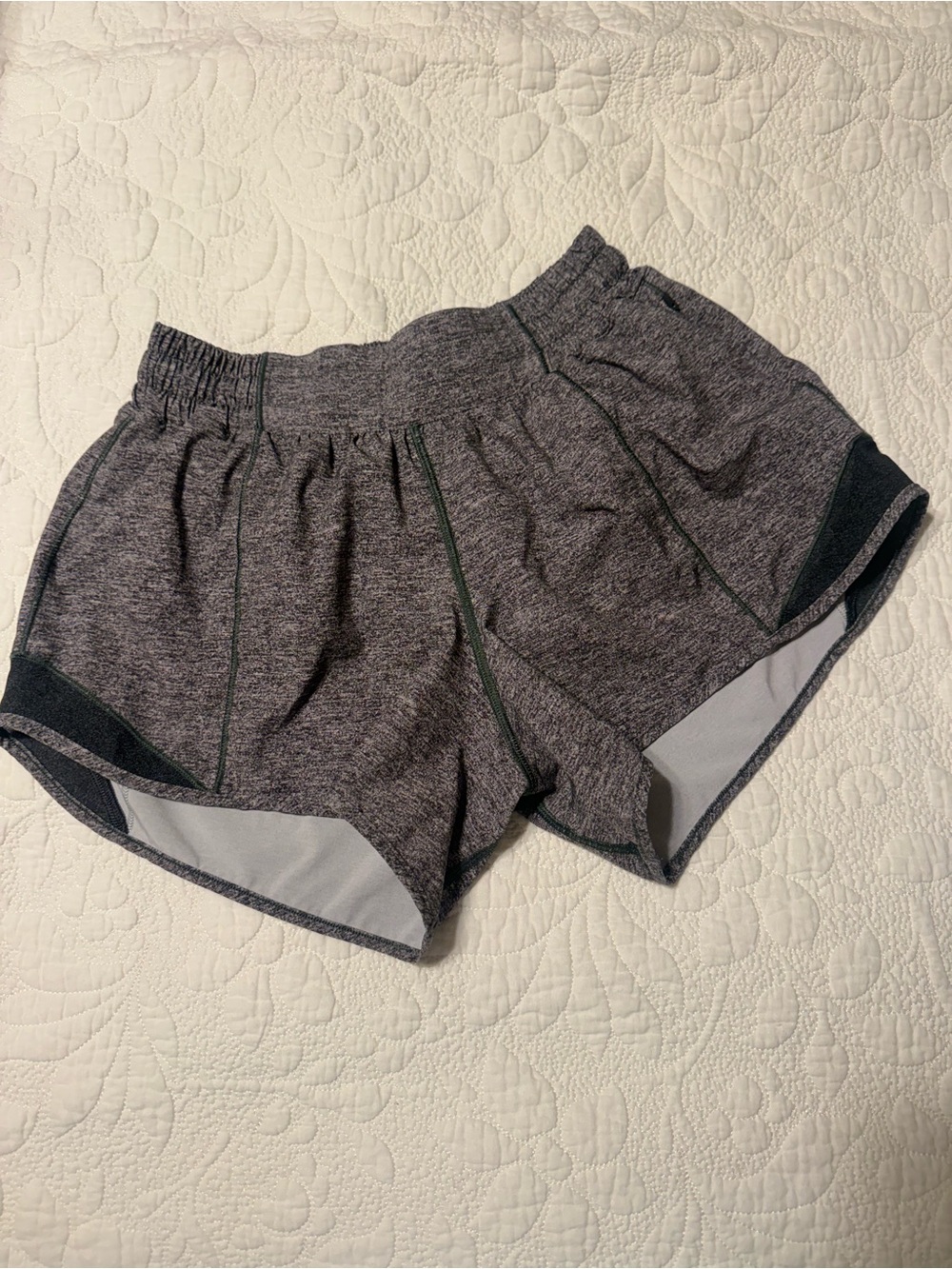 Lululemon Athletica Hotty Hot Women’s Heather Gray Shorts Size 4 Tall 4 Inch